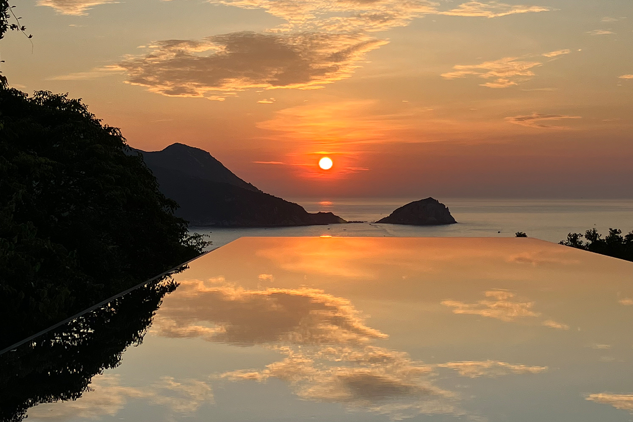 Infinity pool Longitude80
