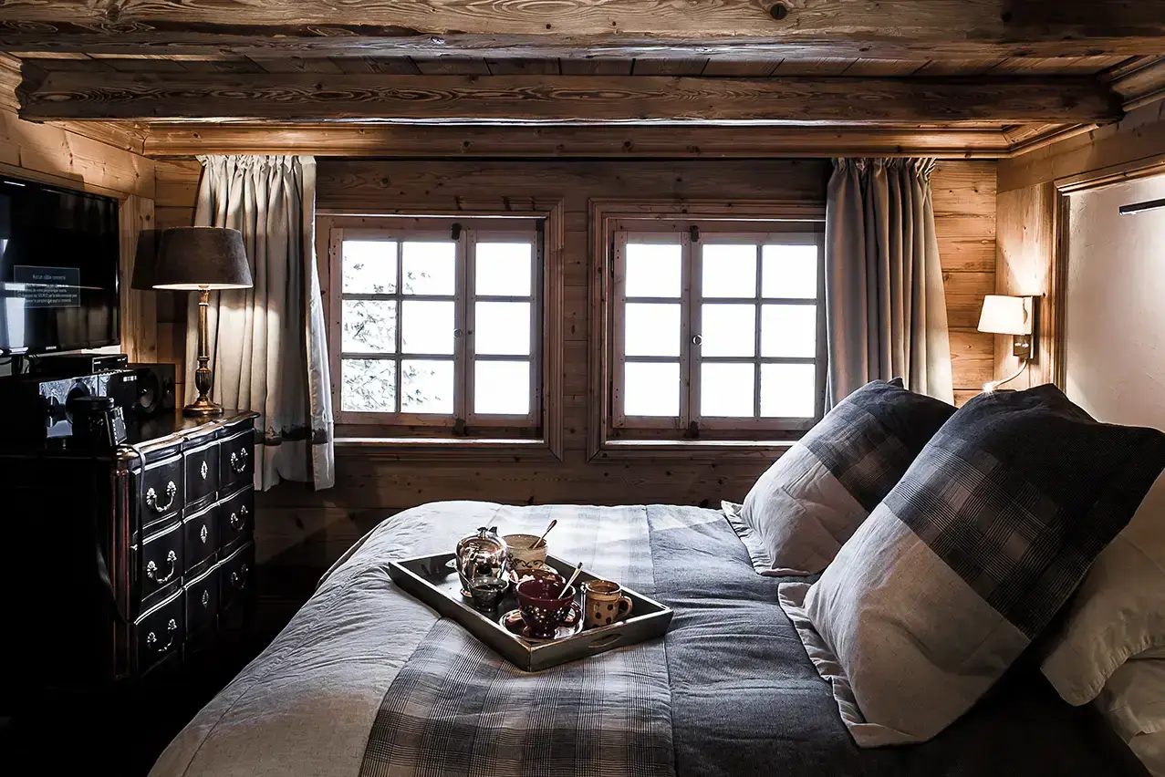 Swisskisafari cosy wooden chalet Bedroom