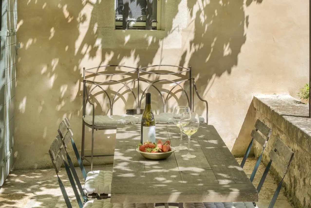 shady-peaceful-terrace-of-a-luxury-holiday-house-in-the-heart-of-st-remy