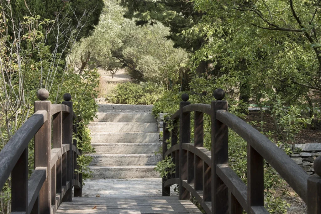 Abbaye de Pierredon - Bridge in garden