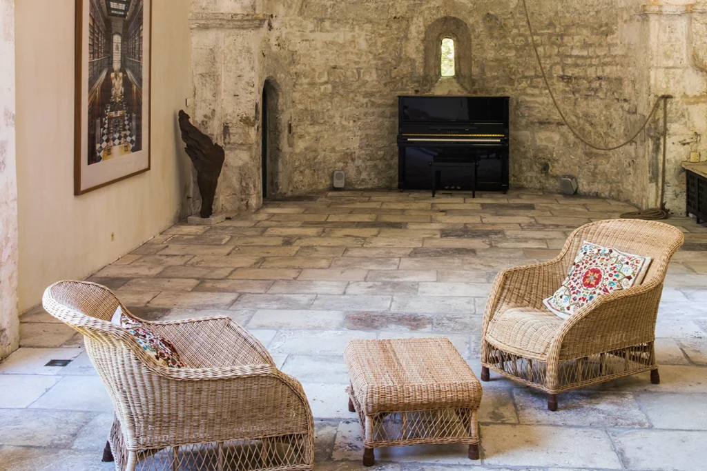 Abbaye de Pierredon lounge area