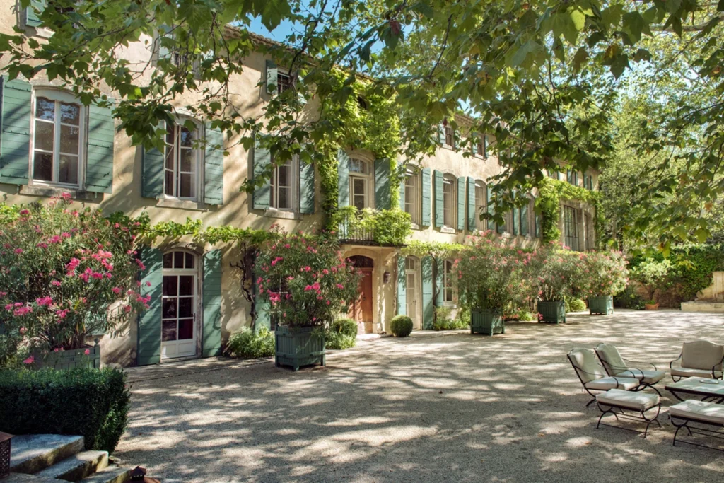 Abbaye de Pierredon outdoor terrace