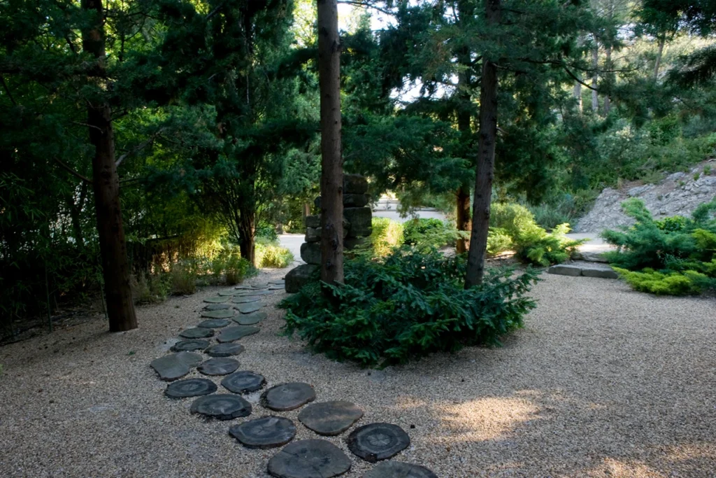 Abbaye de Pierredon garden